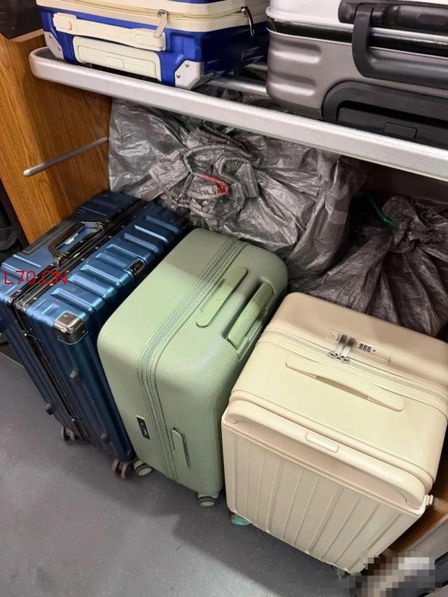 高铁急送包裹被指挤占旅客行李空间