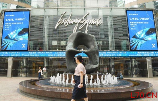 这是2025年5月20日在香港交易所外拍摄的宁德时代上市海报。新华社记者 陈铎 摄
